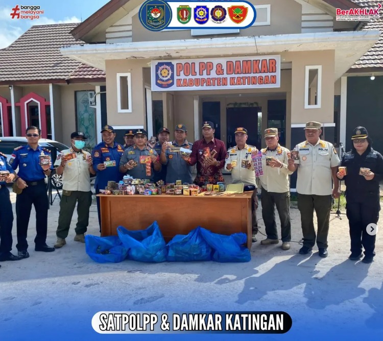 SATPOL PP DAN DAMKAR KABUPATEN KATINGAN LAKSANAKAN KEGIATAN PEMUSNAHAN BARANG HASIL SITAAN PENGAWASAN OBAT BAHAN ALAM DAN SUPLEMEN KESEHATAN ILEGAL