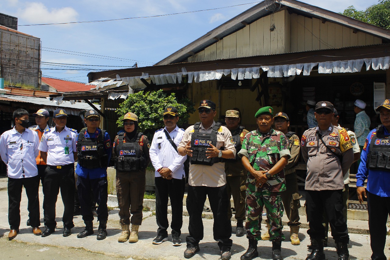 SATPOL PP DAN DAMKAR KABUPATEN KATINGAN LAKSANAKAN PENERTIBAN DAN PENATAAN PASAR DESA HAMPALIT, KECAMATAN KATINGAN HILIR, KABUPATEN KATINGAN